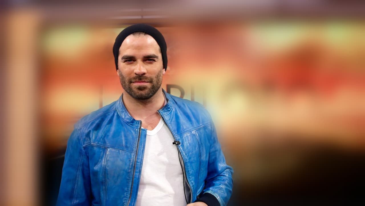 Alejandro ha seguido cautivando con su talento en la televisión y el cine, su más reciente proyecto fue la serie 'La Piloto', donde dio vida a un narcotraficante homosexual.