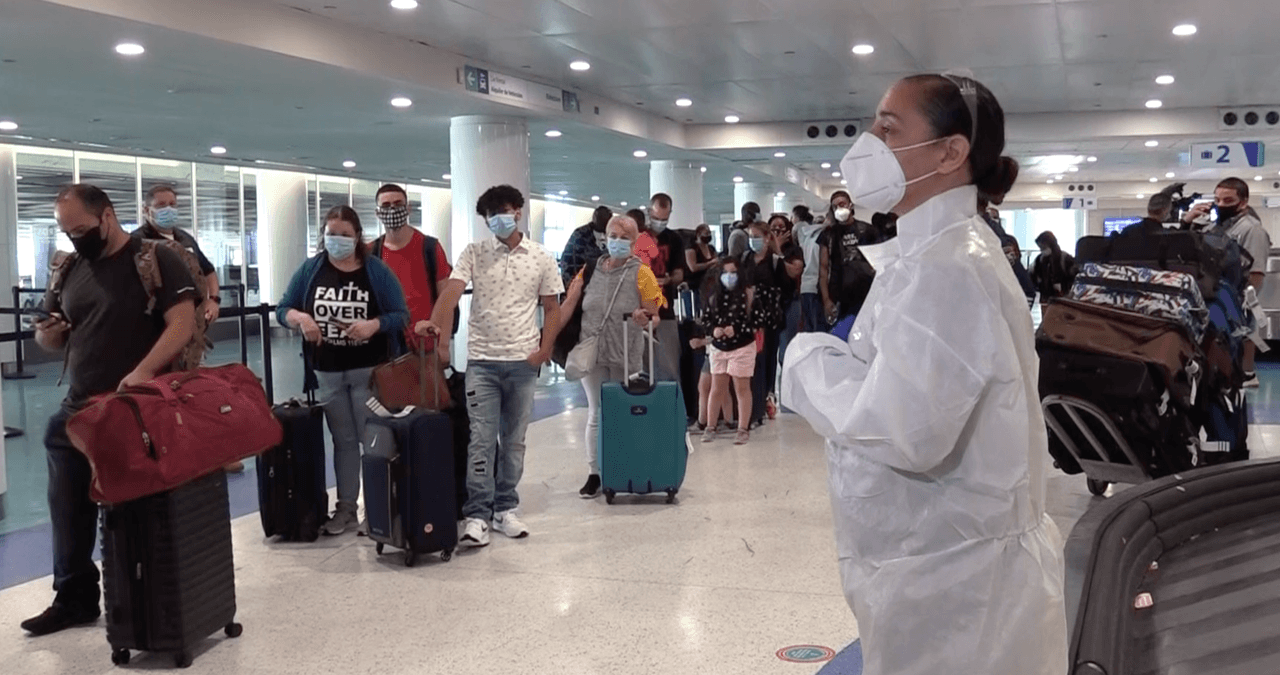 Tras la declaración de una pandemia por el coronavirus, el gobierno de Puerto Rico decretó un toque de queda. Desde marzo, la gobernadora ha impuesto órdenes ejecutiva para prevenir el 
<a href="https://www.univision.com/local/puerto-rico-wlii/puerto-rico-termina-el-2020-con-1503-muertes-por-coronavirus">contagio del coronavirus</a>.