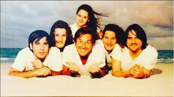 Estudió Administración de Empresas en una universidad de Miami, sin embargo, prefirió seguir los pasos de su papá y en 2001 lanzó el disco ‘Todo lo que tengo’.