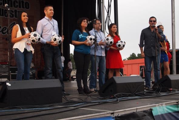 A través de dinámicas y juegos Univision 34 convivió de cerca con el publico en Plaza Fiesta.