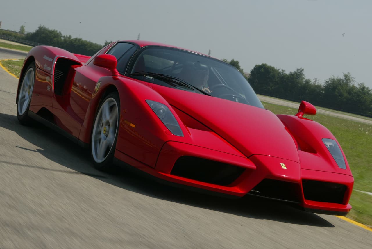 En esa ocasión el 
<a href="https://www.univision.com/noticias/ferrari/un-enzo-ferrari-con-historia-propia-fotos" target="_blank">Ferrari Enzo</a> fue uno de los protagonistas del video de Wisin y Yandel. El auto cuenta con un motor V12 de 6.0 litros y 660 caballos de fuerza.