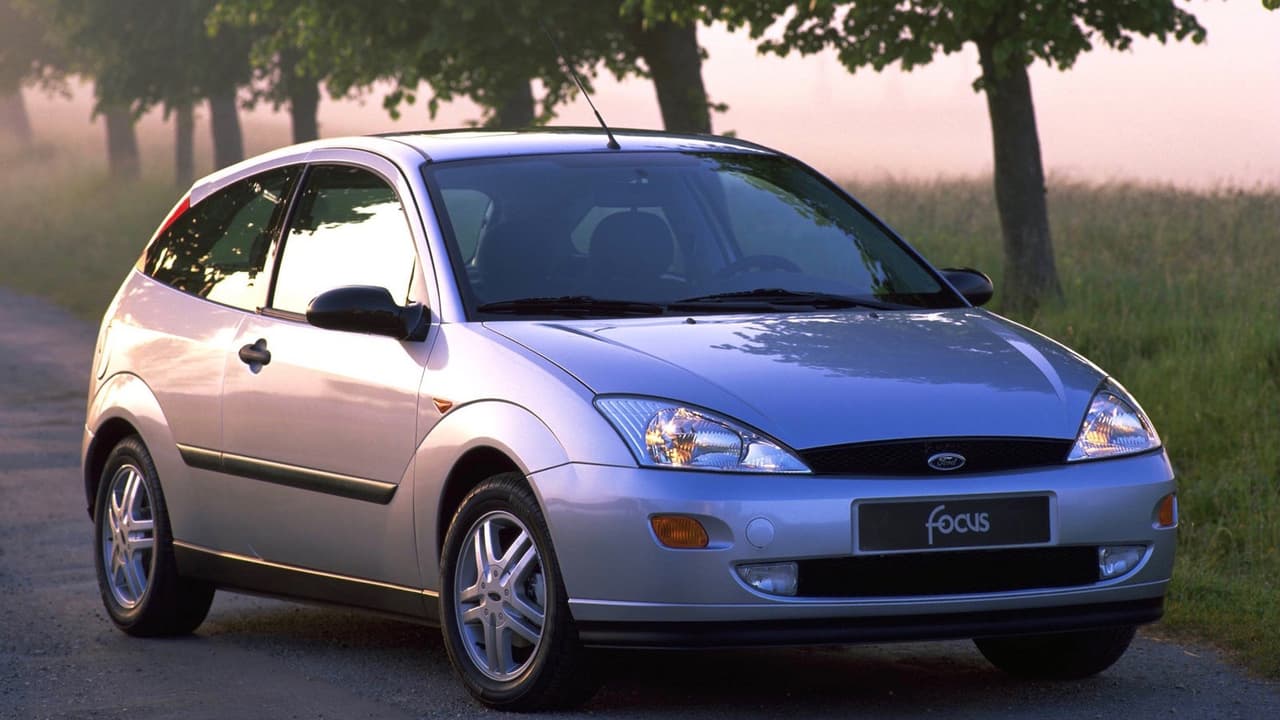 El 
<b>Ford Focus</b> llegó a Europa en 1998 y a Estados Unidos dos años más tarde, en el año 2000. A pesar de su aspecto controversial, en ambos territorios 
<b>arrasó con premios y reconocimientos</b> logrando la aceptación entusiasta del público.