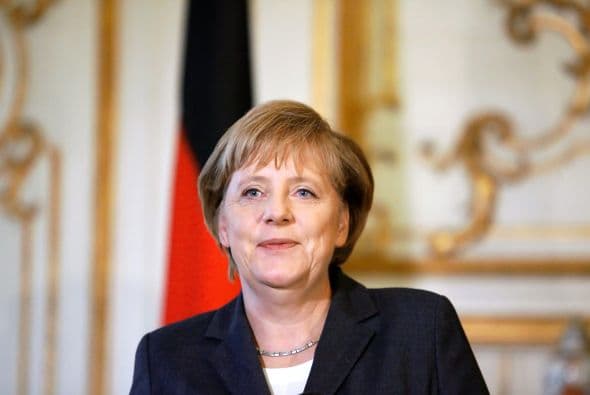 La Canciller alemana Angela Merkel, quien también apareció en la lista de las mujeres más poderosas del mundo, aunque no en el sitio de honor, fue la primera mujer ubicada en este listado, en el puesto 7º.