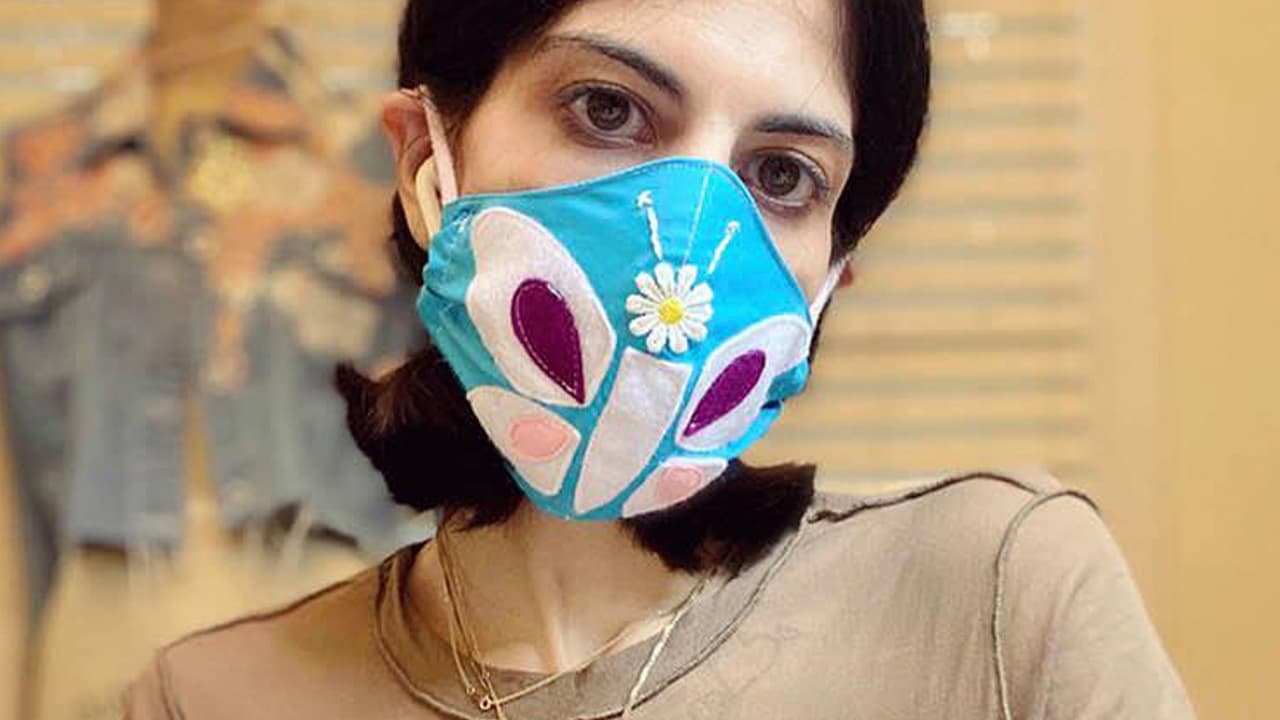 McMahon es muy activa en las redes sociales donde muestra como ha convertido las mascarillas en una obra de arte.