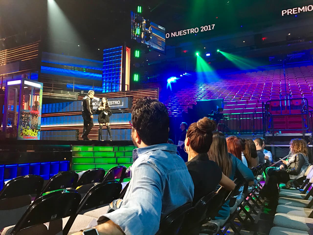 Los locutores también tuvieron la oportunidad de ver a Becky G ensayar.