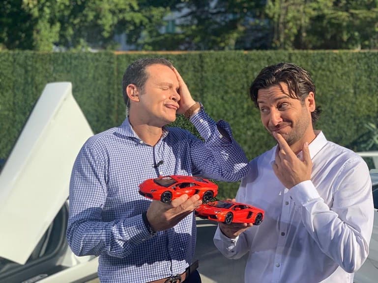 Pero con lo costoso de esos modelitos, solo nos alcanzó para estos rojos. Ni hablar.