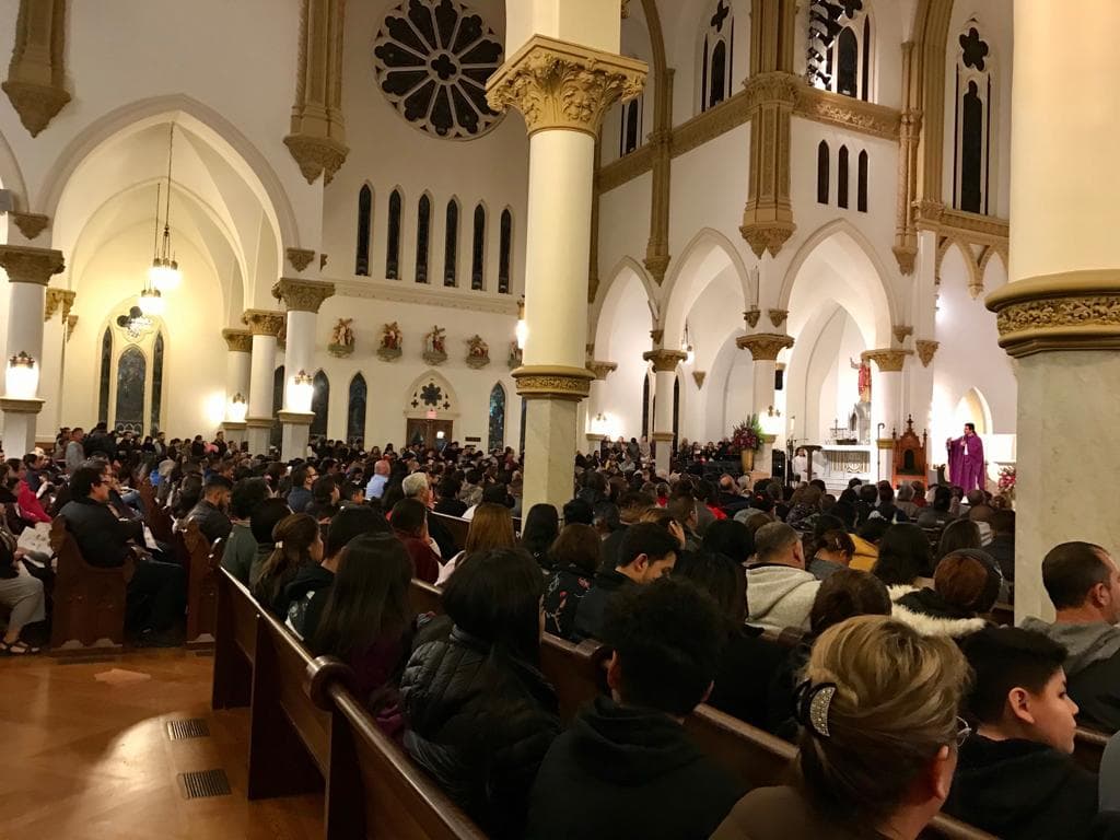 Devotos de la virgen morena presentes en la catedral de Dallas