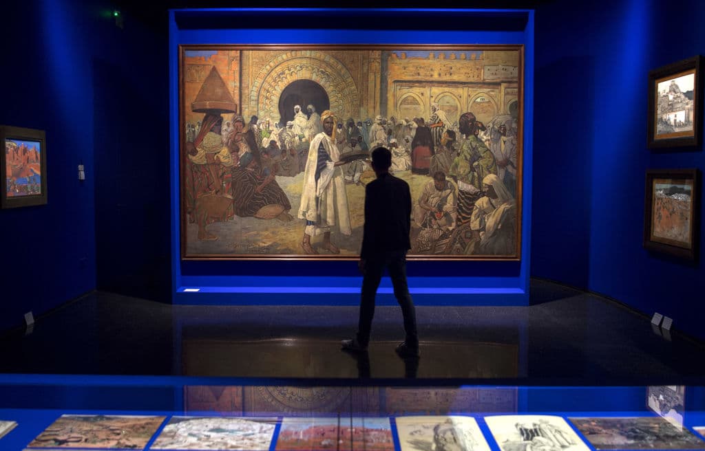 Con frecuencia se anuncian exposiciones temporales que van con la temática de la alta costura y, por supuesto, en el mismo lugar, se cuenta a detalle la historia del diseñador, desde sus inicios hasta su auge en la industria.