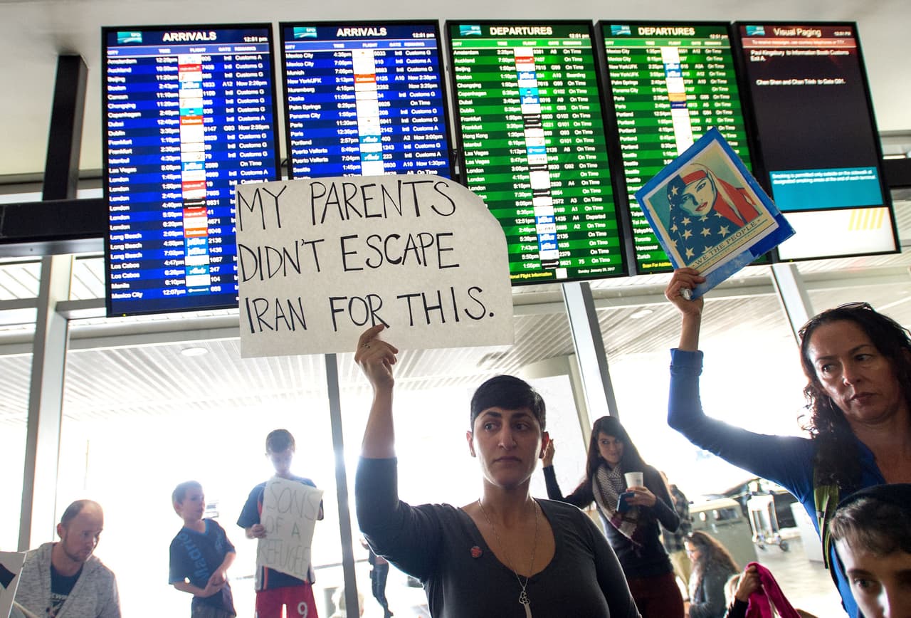Manifestantes se reunieron en el aeropuerto internacional de San Francisco para protestar contra la orden ejecutiva firmada por el presidente Donald Trump que prohíbe la entrada de inmigrantes de siete países con mayoría musulmana a Estados Unidos durante los siguientes 90 días.