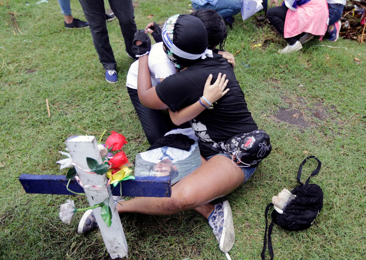 Por su parte, el gobierno de Ortega ha convocado para este viernes la celebración del tradicional "repliegue", la conmemoración de la retirada de Managua a Masaya a los combatientes sandinistas que luchaban contra el dictador Anastasio Somoza. La celebración concluye en Masaya, a unos 30 kilómetros de Managua, una ciudad que hoy es símbolo de la resistencia a Ortega. El gobierno no ha dicho si llegarán hasta Monimbó, donde tradicionalmente culmina el repliegue y que ahora está tomado por manifestantes.