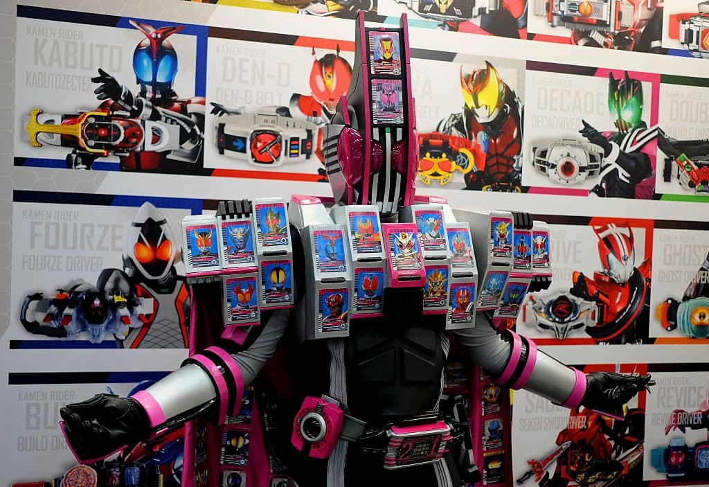 Un imponente personaje de la franquicia Kamen Rider posa con su característico traje en LA Comic Con 2025. Con sus detalles metálicos y visor insectoid, captura la esencia del icónico tokusatsu japonés.
