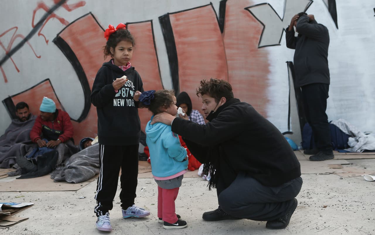 Un migrante venezolano con una niña en las calles de Ciudad Juárez tras ser expulsados a México bajo la política sanitaria Título 42.
<br>
<br>Otro de los puntos por los que los migrantes están siendo expulsados a México es 
<b>Tijuana, en Baja California.</b> El secretario de gobierno de ese estado, Catalino Zavala Márquez, dijo este miércoles que 
<b>unos 650 venezolanos han llegado tras ser devueltos por Estados Unidos. </b>Igual que en Ciudad Juárez, muchos han tenido que dormir en la calle porque los albergues de migrantes de la red local están saturados.