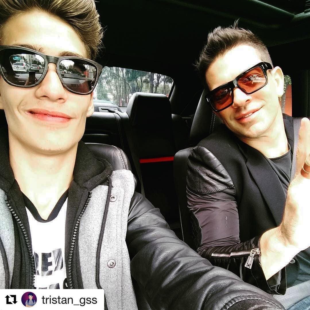 Iniciamos esta lista con el actor y cantante 
<b>Yahir</b>, él se convirtió en padre cuando tenía 19 años de edad, trajo al mundo a Tristán Yahir Othón Parra.