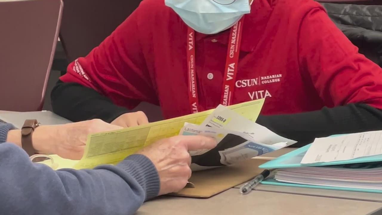 ¿Sin dinero para contratar a un preparador de impuestos? Voluntarios en Los Ángeles te pueden ayudar