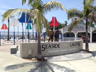 <b>4. Seaside Lagoon</b>
<br>El Seaside Lagoon abre para uso público a partir del 25 de mayo de 2019 y está abierto todos los días hasta el lunes 2 de septiembre, desde 10:00 am a 5:45 pm diariamente durante los meses de verano.
<br>
<br>Dirección: ubicado en la esquina suroeste de Harbor Drive y Portofino Way en King Harbor de Redondo Beach.