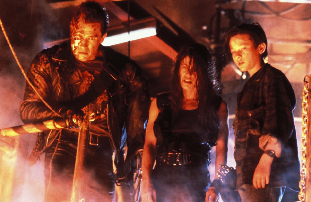 <b>Sarah Connor al Terminator</b>
<br>En la película ‘Terminator’ (1984) un modelo del T-800 (Arnold Schwarzenegger) fue mandado al pasado para matar a Sarah Connor, pero en la segunda cinta en 1991 un mismo organismo cibernético con un endoesqueleto de metal y aspecto humano es reprogramado para que cuide del joven John Connor.
