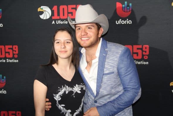 El Dasa no solo deleitó a sus fans con su voz y carisma, también compartió con ellos tomándose fotos antes del concierto. 