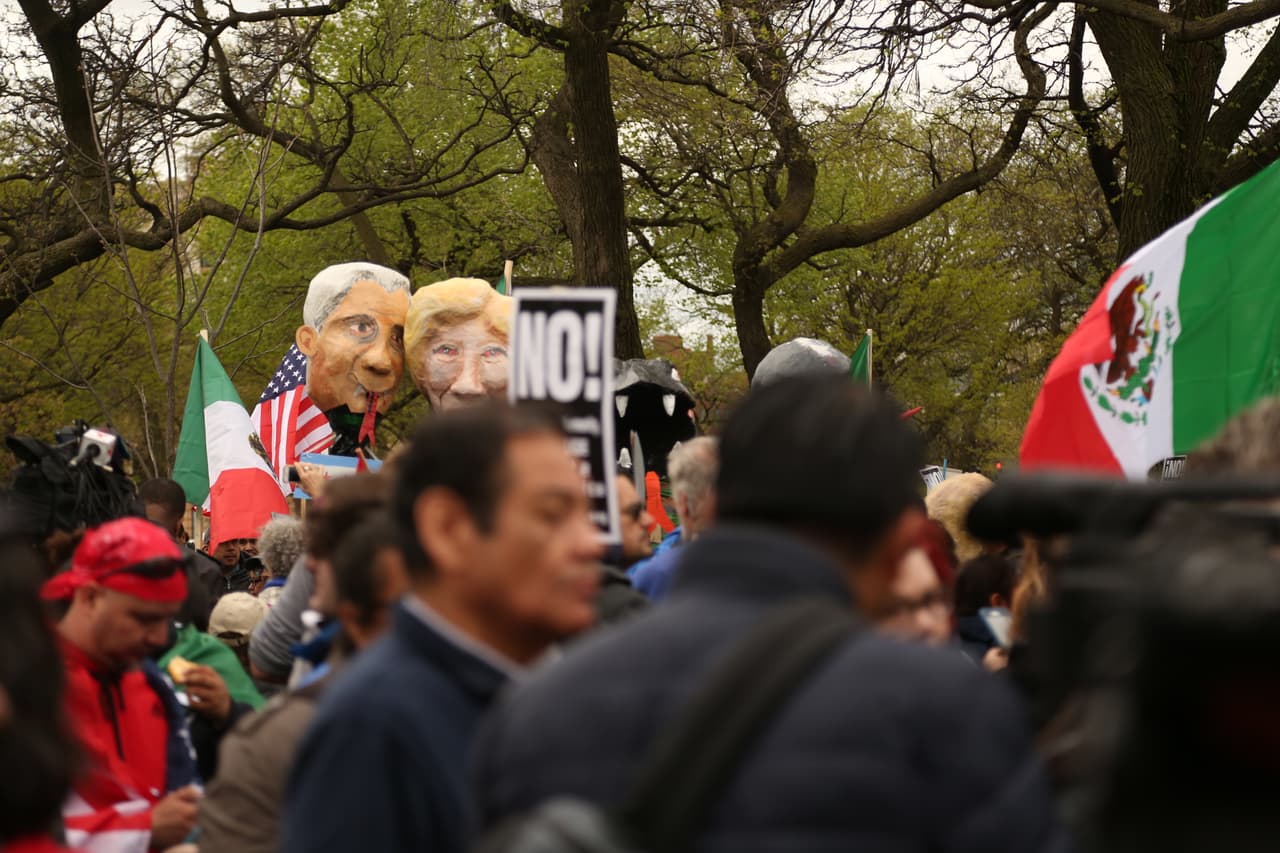 Pero 
<b><a href="http://www.univision.com/noticias/inmigracion/guia-con-las-nuevas-reglas-en-eeuu-para-la-deportacion-masiva-de-indocumentados" target="_blank">el 25 de enero firmó dos órdenes ejecutivas</a></b> en las que decretó que todos los indocumentados eran una amenaza para la seguridad nacional.