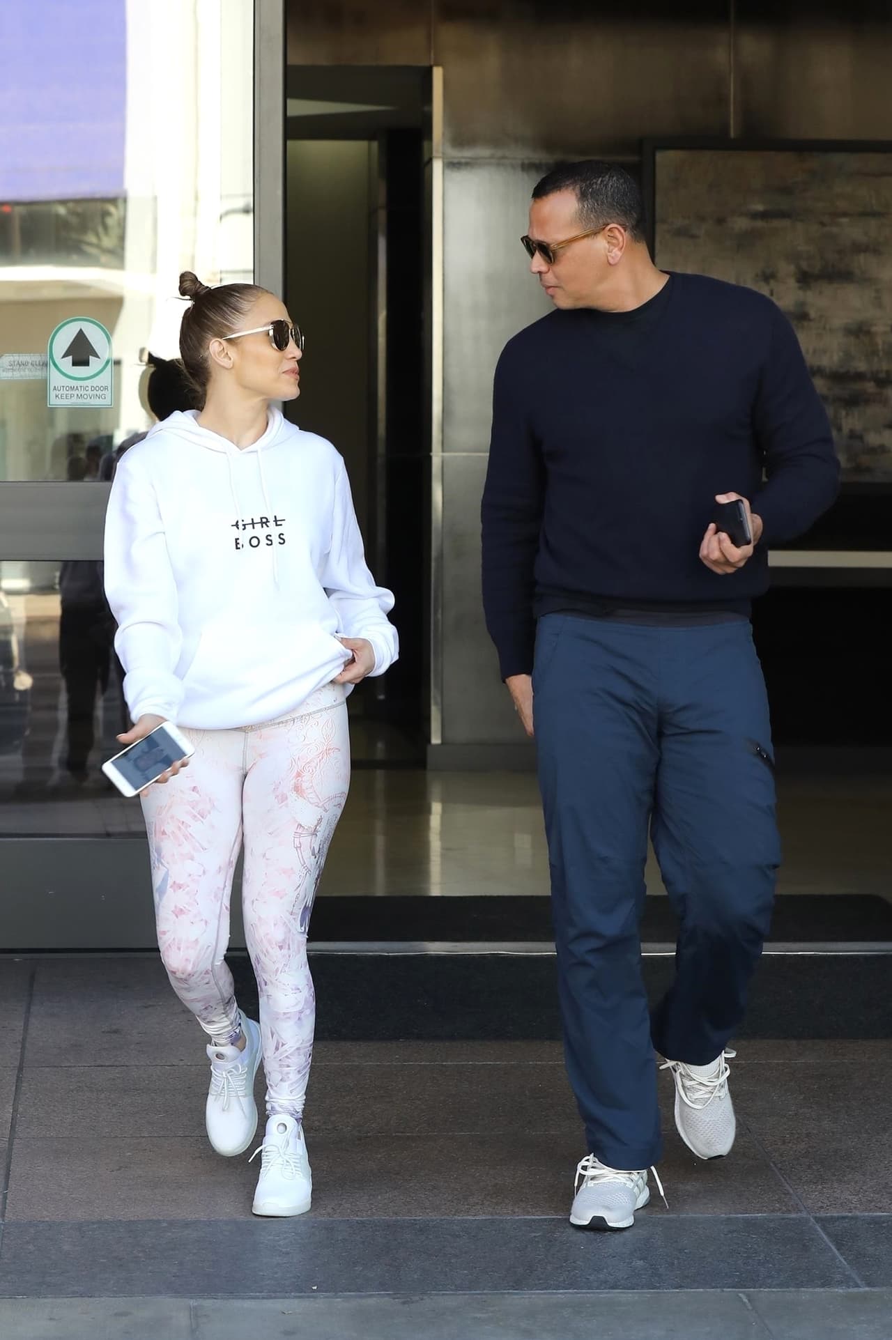 Por la expresión de A-Rod, para él, la publicación no resultó tan interesante.