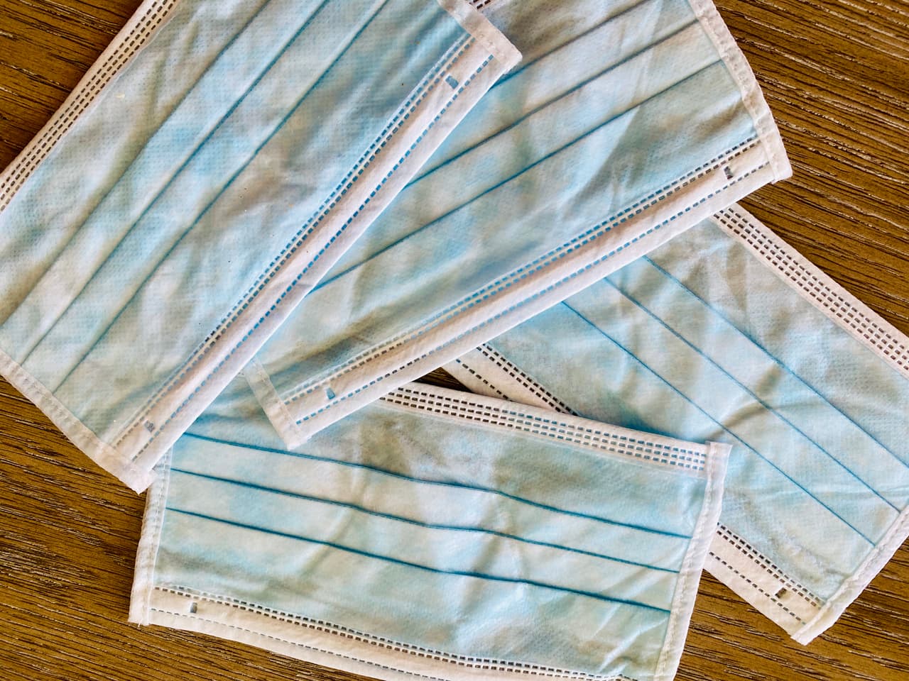 La medida indica que toda persona mayor de 10 años debe cubrirse tanto la boca como la nariz cuando esté dentro de un establecimiento.