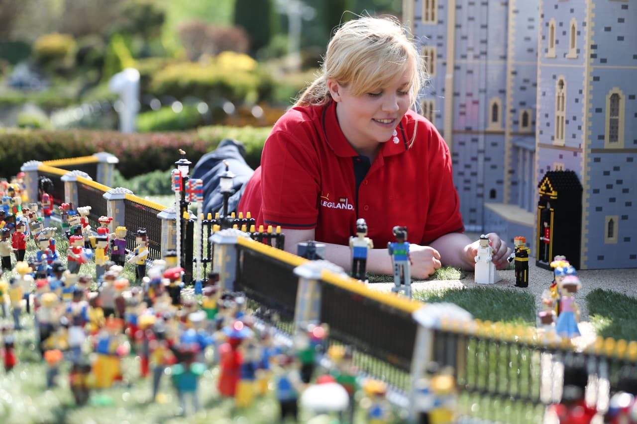 Pero tantos han sido contagiados por el espíritu de celebración, que en 
<b>'<a href="https://www.legoland.co.uk/explore-the-resort/royal-legoland/royal-wedding/">Legoland</a>' </b>ya elaboraron una réplica del evento, incluyendo a una Markle de 10 centímetros (3.94 pulgadas) con su velo y vestido de bodas.