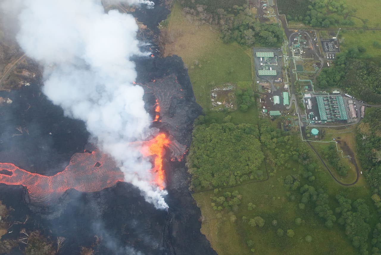 Retiran químicos de una planta geotérmica en Hawaii antes de que la alcance la lava del Kilauea
