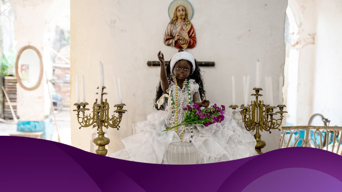 La Santería es una religión que tiene sus orígenes en la tribu Yoruba de África. Los Yorubas vivían en lo que se conoce hoy como Nigeria, a lo largo del Río Niger. Durante 12 siglos, este pueblo gozó de buenos tiempos, con una estructura organizada en reinos, pero durante los siglos XVIII y XIX, con la llegada de las guerras tanto internas como externas su período de prosperidad se terminó.