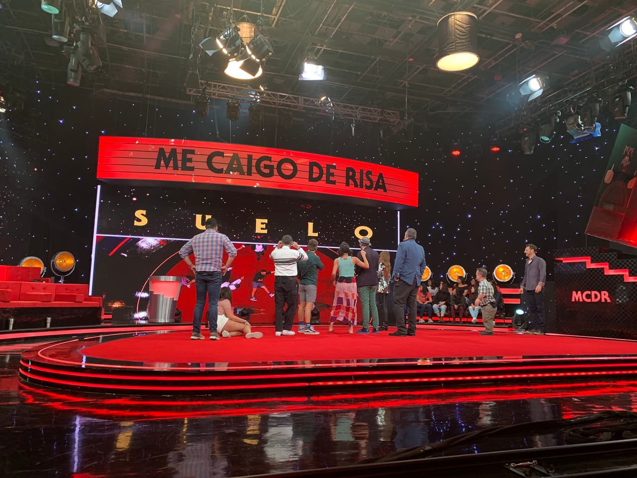 Estaban volviendo a sus lugares cuando les tocó enfrentarse al Alphabody Express. Primero se tumbaron para escribir con sus cuerpos la palabra 'Suelo', como 
<a href="https://www.univision.com/shows/me-caigo-de-risa/mela-pone-el-desorden-y-la-familia-disfuncional-e-invitados-deben-repetir-el-alphabody-express-video" target="_blank">Mela puso el desorden y quedó fuera de las letras</a> tuvieron que hacer dos intentos, la segunda fue 'Cofre'.
