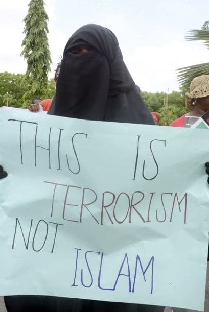 Frases escritas a mano, como “¿Es que nadie va a escucharnos?”, o "Esto es terrorismo".