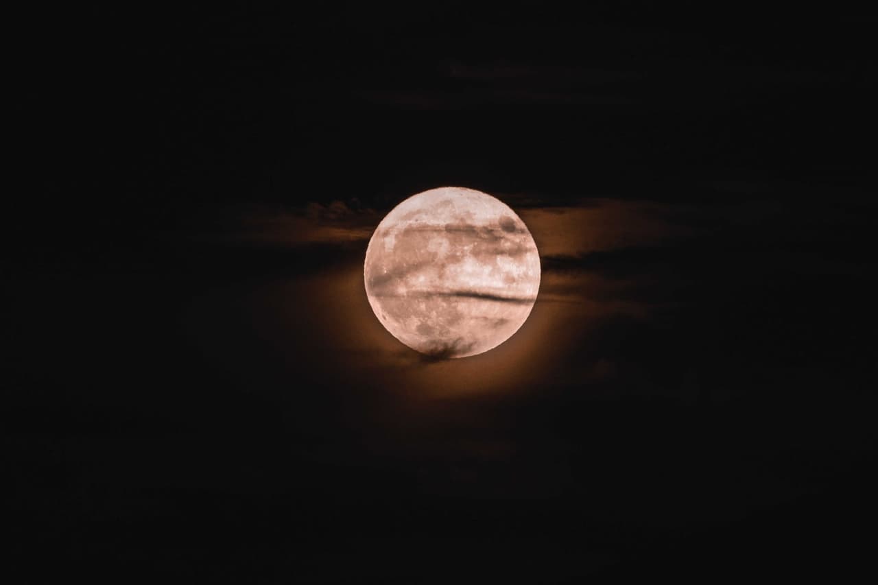 La Tierra, con su sombra, tapa la Luna y hace que tome un tono cobrizo o rojizo. Es por eso que se le conoce como Blood Moon o Luna de Sangre.