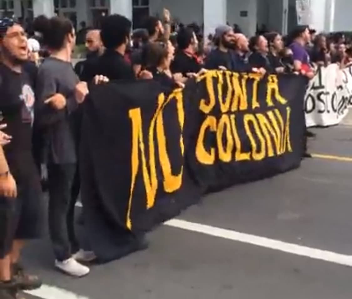 Manifestación contra foro sobre Promesa. Desde temprano intentan detener la 1era Conferencia de Promesa pautada para el miércoles 31 de agoto en el The Condado Plaza Hilton Hotel.
<br>