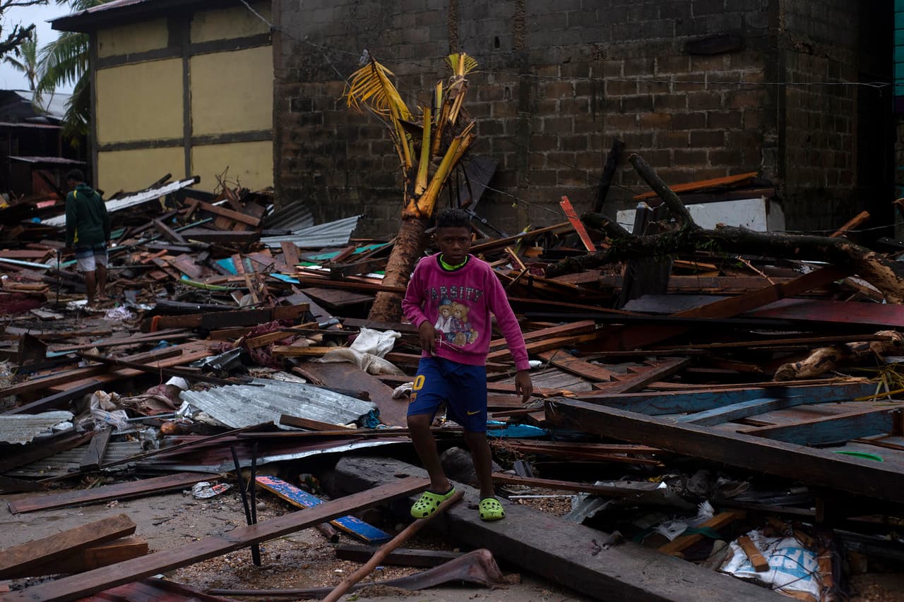 Un niño camina sobre los escombros de las casas destrozadas por el huracán Iota en Puerto Cabezas, Nicaragua.