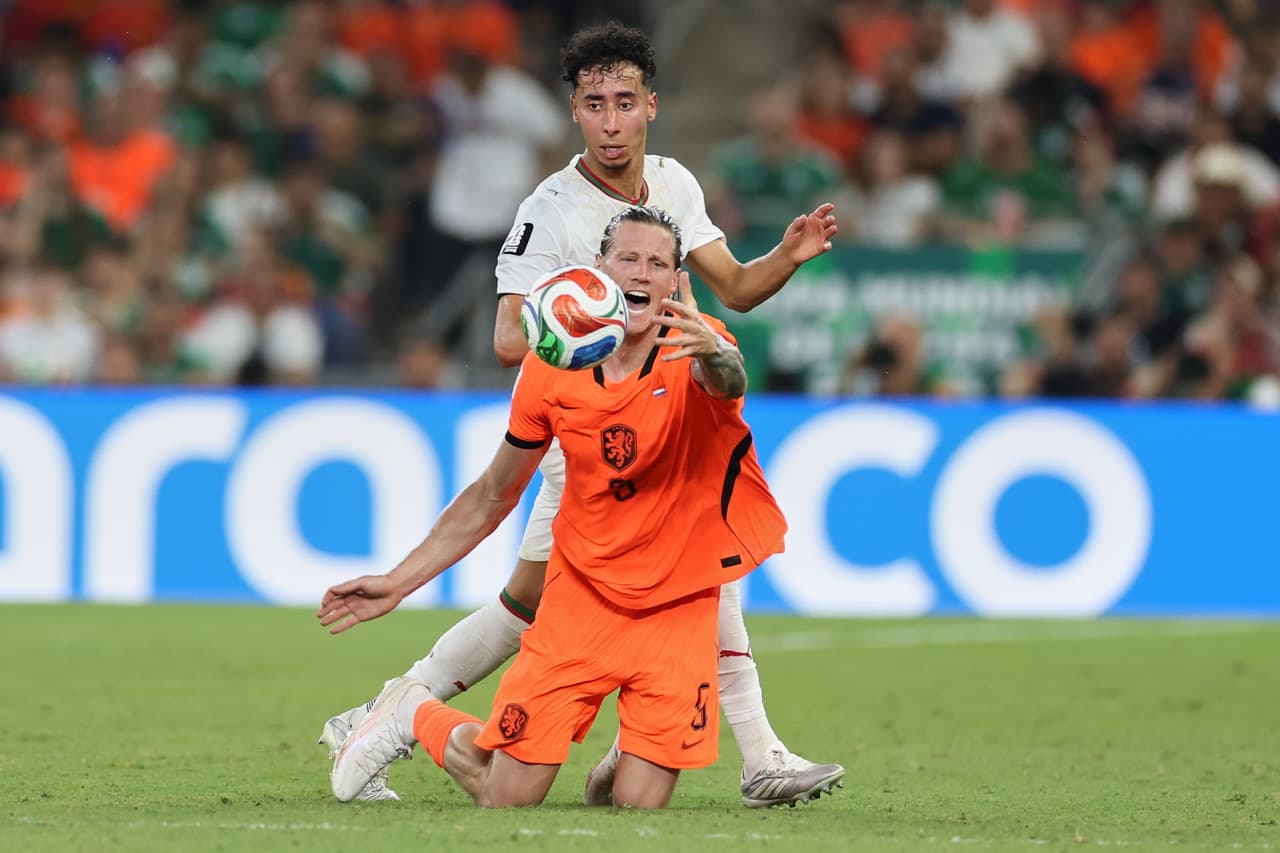 El neerlandés Wout Weghorst (9) grita tras intentar llegar al balón ante el marroquí Anass Salah Eddine (26) durante el partido de dieciseisavos de final de la Copa del Mundo entre Países Bajos y Marruecos en Guadalupe, cerca de Monterrey, México, el lunes 29 de junio de 2026.