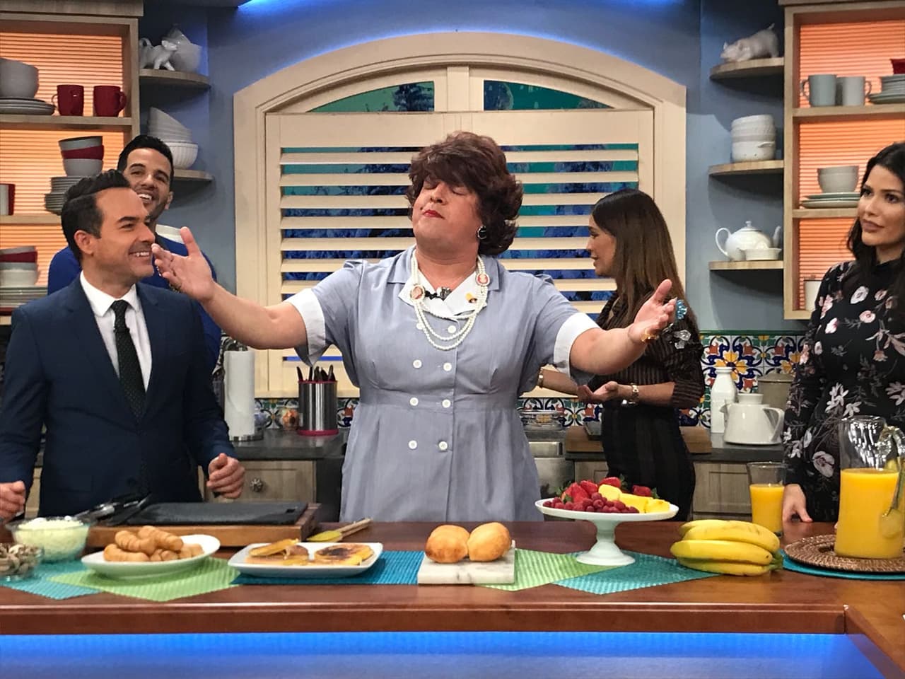 Como productora del Teletón USA, Meche tenía que estar aquí para invitar a todos a acompañarla.