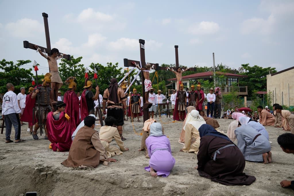 Sin embargo, esta sangrienta tradición de cruciixión ha puesto en el mapa al empobrecido pueblo de San Pedro Cutud, en la provincia arrocera de Pampanga. Según los organizadores, 15,000 turistas y devotos, tanto filipinos como extranjeros, han acudido este año a presenciar esta tradición.