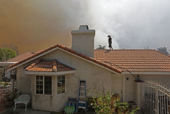 Algunos miraban desde sus techos el incendio sin control.