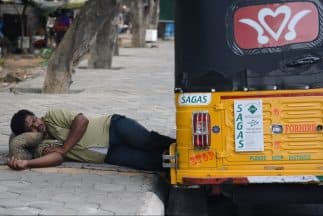 La ola de calor se extiende por varias semanas en varias regiones de India con temperaturas cercanas a los 122 grados Farenheit.