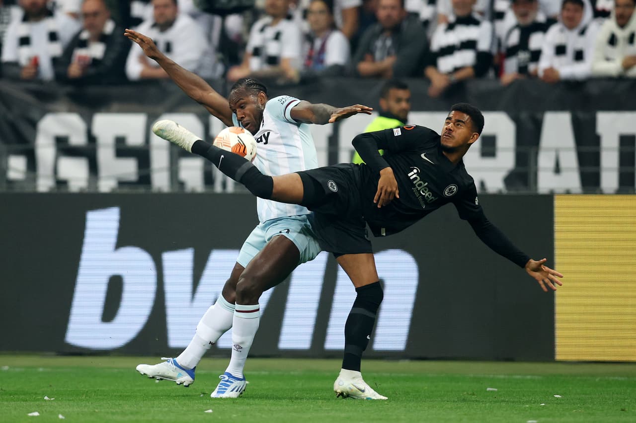 Desde el inicio del compromiso el Eintracht Frankfurt salió a buscar el marcador.
<br>