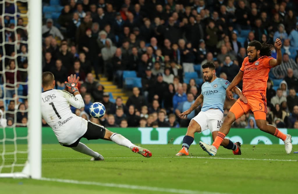 En los minutos finales los ingleses buscaron empatar a toda costa, estaban completamente volcados al frente. Aquí Sergio Agüero falló una clara ante la salida del portero Anthony Lopes, figurón.