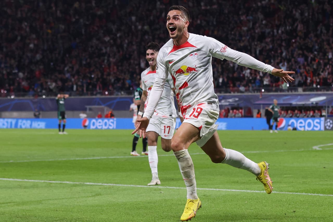 Leipzig goleó 3-1 como local al equipo de Celtic de Escocia con goles de Nkunku y André Silva, mientras que Salzburg consiguió su primer triunfo ante Dinamo Zagreb por 1-0 con gol de Okafor en Champions League.