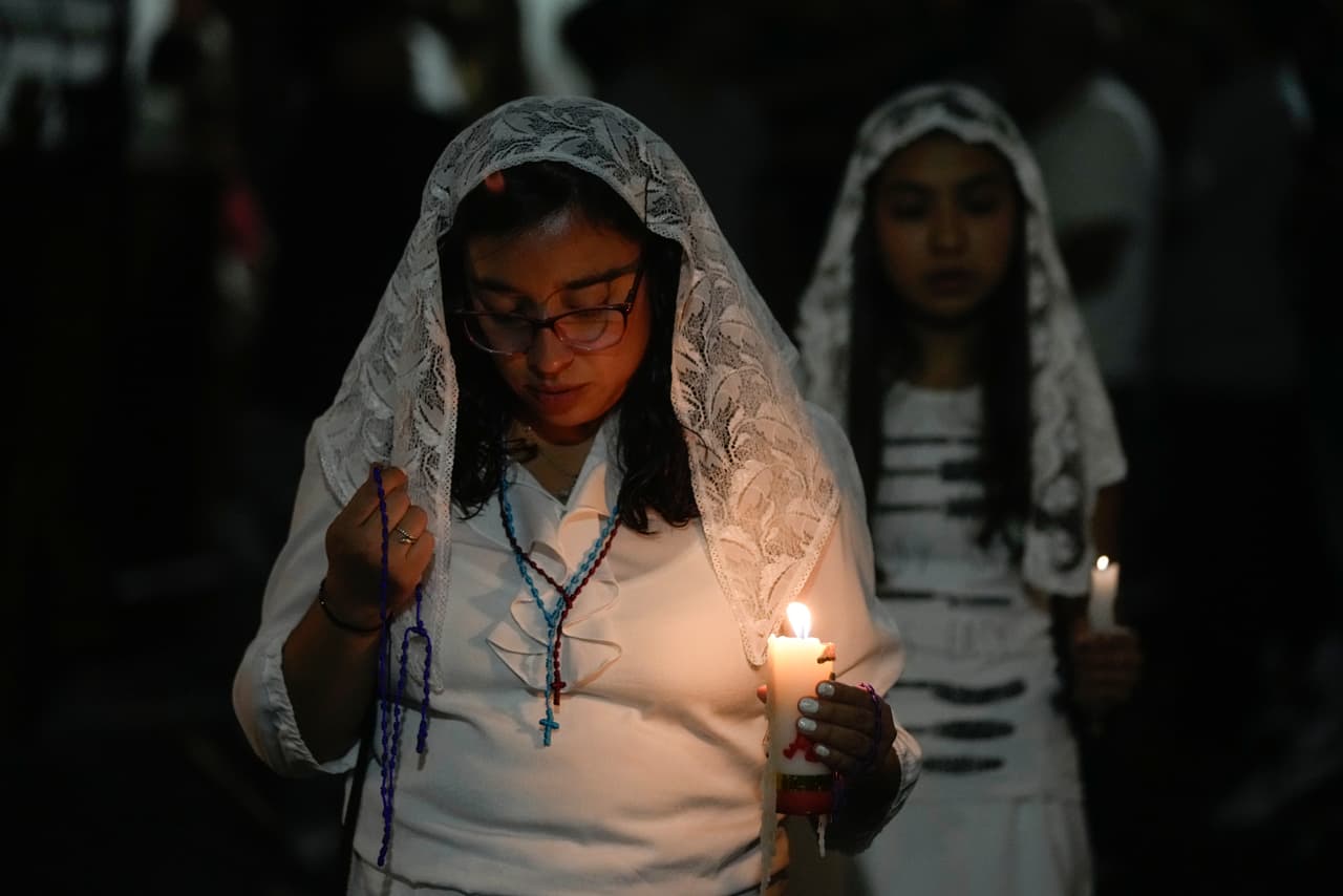Mujeres con mantillas en la procesión del 28 de marzo de 2024 en Taxco.