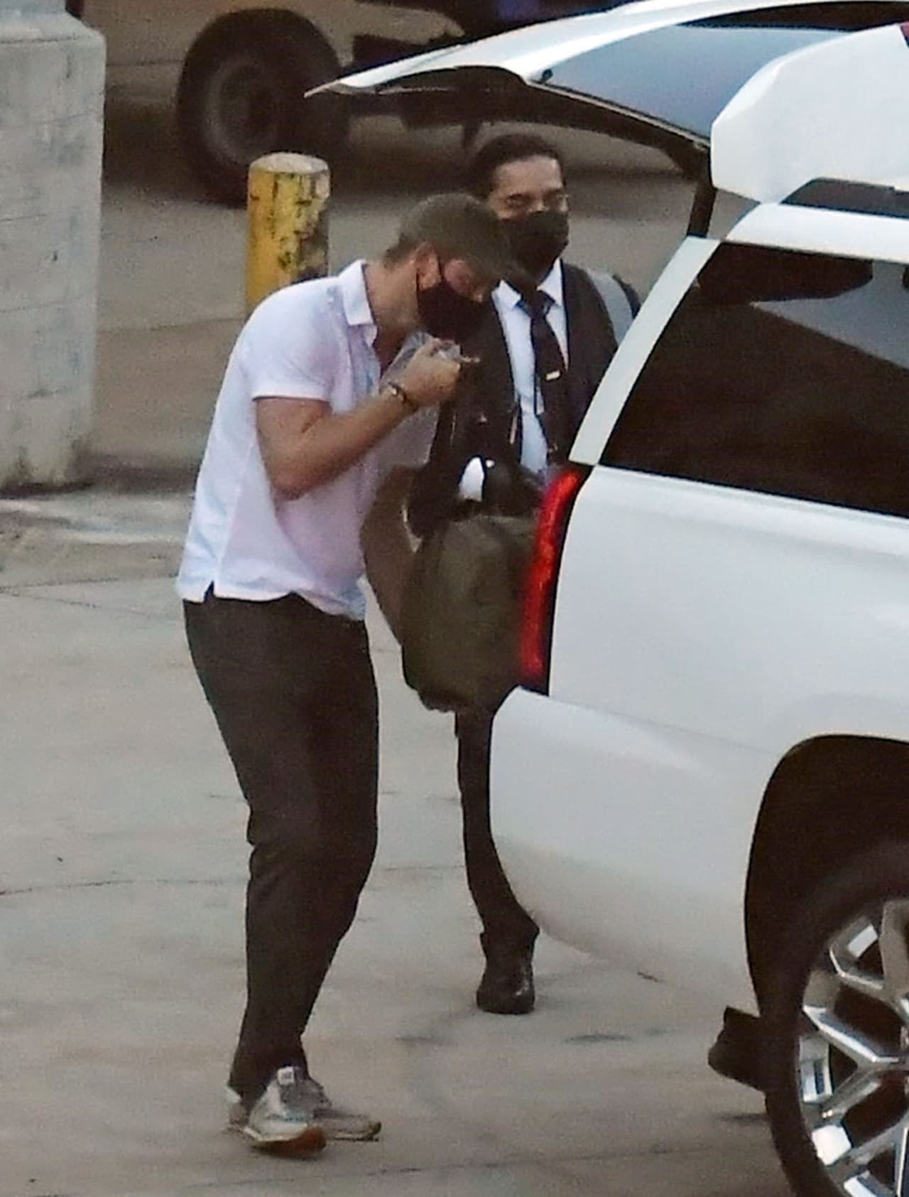 Se subió a una camioneta Chevrolet blanca de servicio VIP que lo habría trasladado con su familia. 
<br>