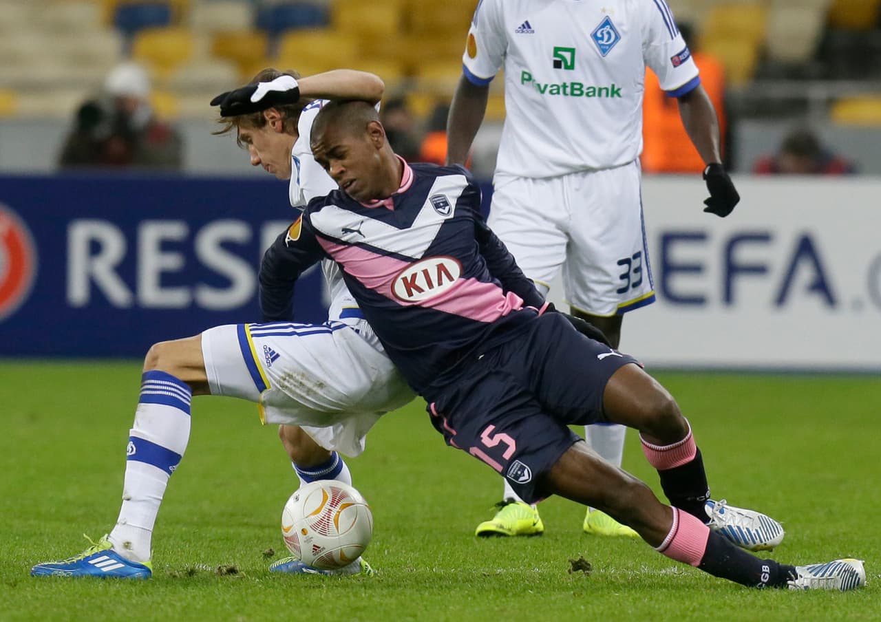 En enero del 2013 pasó al futbol europeo con el Girondins de Burdeos tras despuntar en el futbol de su país.
