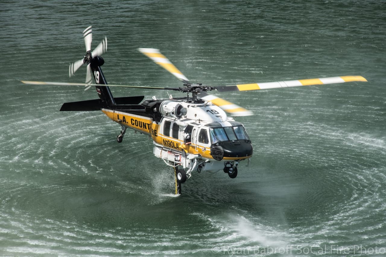 Los helicópteros LAFD son capaces de arrojar 450 galones de agua por descarga.