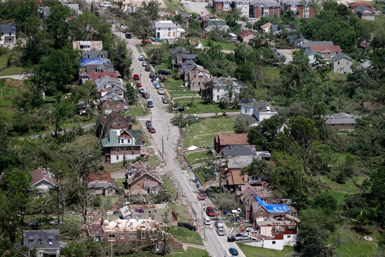 Los meteorólogos dieron seguimiento a la tormenta antes de que llegara a la capital, y las sirenas sonaron primero en Jefferson City a las 11:10 de la noche, unos 30 minutos antes de que las primeras propiedades resultaran dañadas.