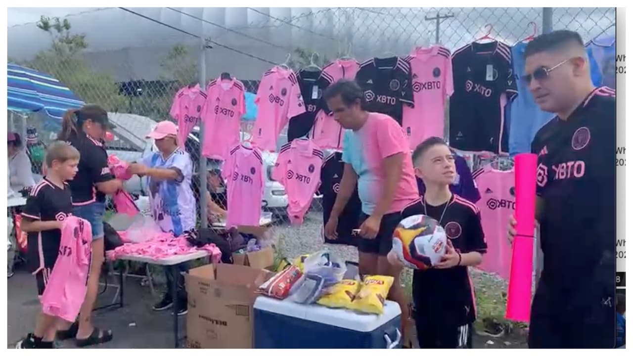 Camisetas del Inter de Miami se venden en los alrededores del Red Bull Arena de Harrison.