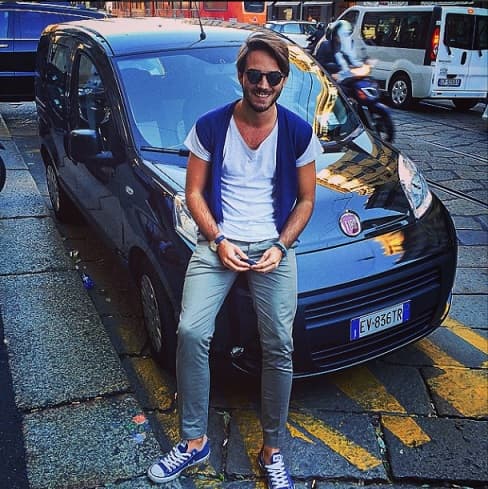 También que tiene un gusto algo refinado por los autos de marca.