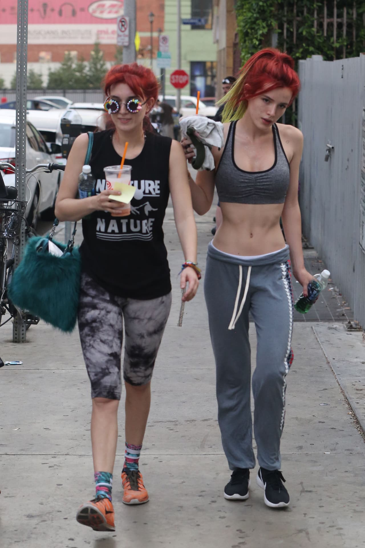 Después de un duro entrenamiento se tomó un jugo con su hermana.