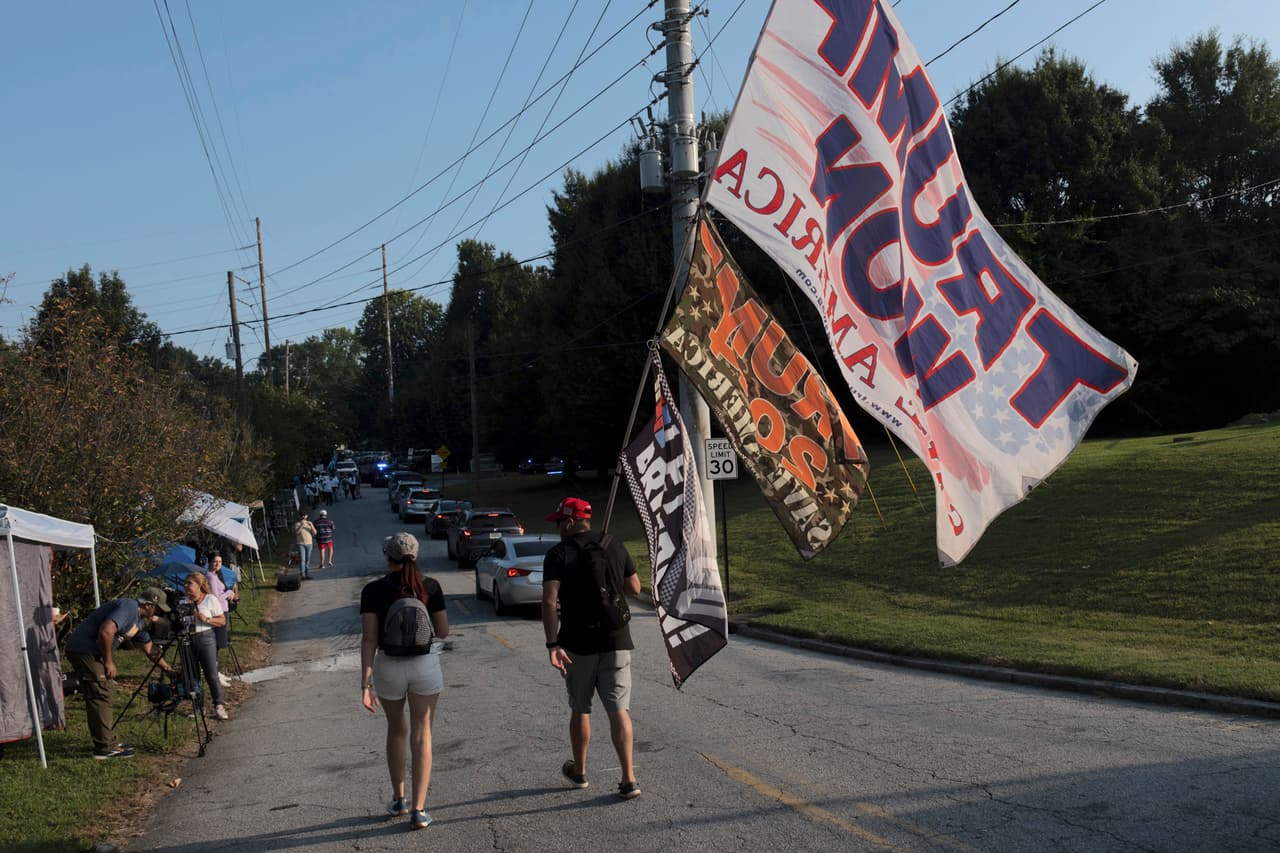 Desde tempranas horas de la mañana, partidarios y detractores de Trump llegaron hasta las inmediaciones de la cárcel del condado de Fulton.
<br>