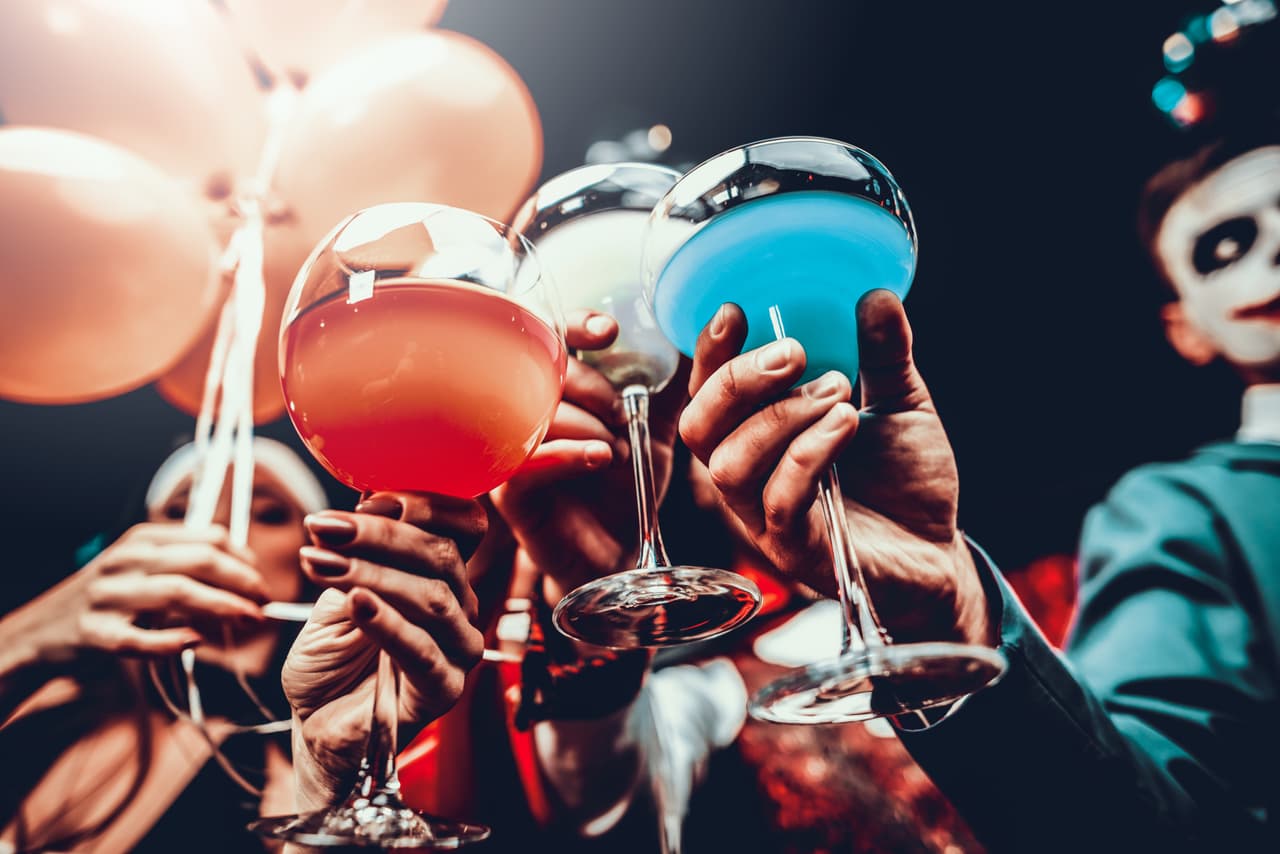 <b>No conduzcas bajo la influencia de ninguna sustancia.</b> Este consejo aplica para cualquier día del año. No obstante, según un informe de la Administración Nacional de Seguridad del Tráfico en las Carreteras (NHTSA), entre 2013 y 2017, el 42% de las personas que murieron en accidentes de tránsito en la Noche de Brujas estuvieron o se vieron involucradas con alguien en estado de ebriedad.